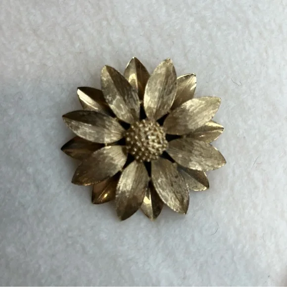 Sarah Coventry "Satin Petals" Signed Gold Tone Brooch & Matching Earrings -1964 - Picture 7 of 13